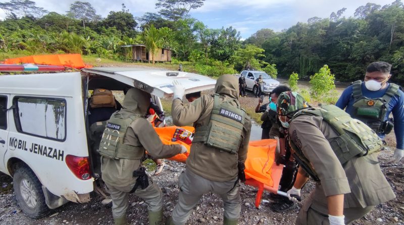 Tim Gabungan TNI-Polri Evakuasi Jenazah Korban Putusnya Jembatan Gantung di Kabupaten Pegunungan Bintang ke RSUD Oksibil