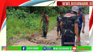 Jalan Rusak Ganggu Aktivitas, Babinsa Kwatisore Ajak Warga Gotong Royong Perbaiki