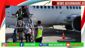 Kedatangan Tahanan Kasus Amunisi di Bandara Douw Aturure Nabire di serahkan ke Kejaksaan Negeri Nabire
