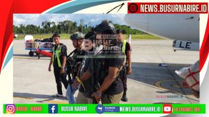 Kedatangan Tahanan Kasus Amunisi di Bandara Douw Aturure Nabire di serahkan ke Kejaksaan Negeri Nabire