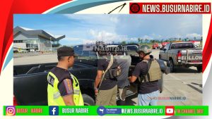 Kedatangan Tahanan Kasus Amunisi di Bandara Douw Aturure Nabire di serahkan ke Kejaksaan Negeri Nabire