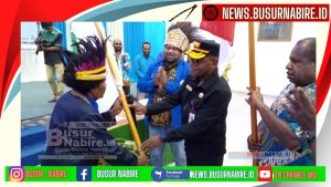 Menase Kadepa, SE., M.Si., Asisten I Bidang Pemerintahan dan Kesejahteraan Rakyat Provinsi Papua Tengah menyerahkan bendera KAPP kepada ketua yang baru di lantik