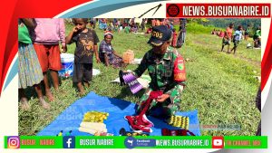 Danramil 1705-05/Homeyo, Lettu Inf. Marcus Tunyanan, Jalin Kedekatan dengan Perajin Noken di Pasar Pogapa