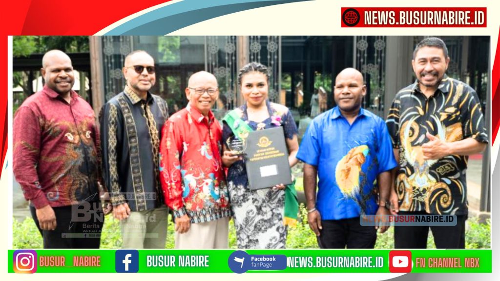 dr. Sephia Chrisilla Jangkup (Tengah)
bersama Direktur dan Executive Vice
President Sustainable Development PTFI
Claus Wamafma (dua dari kiri), Ketua
Pengurus YPMAK (paling kiri) Leonardus
Tumuka beserta ketua dan pengurus
Yayasan Binterbusih.