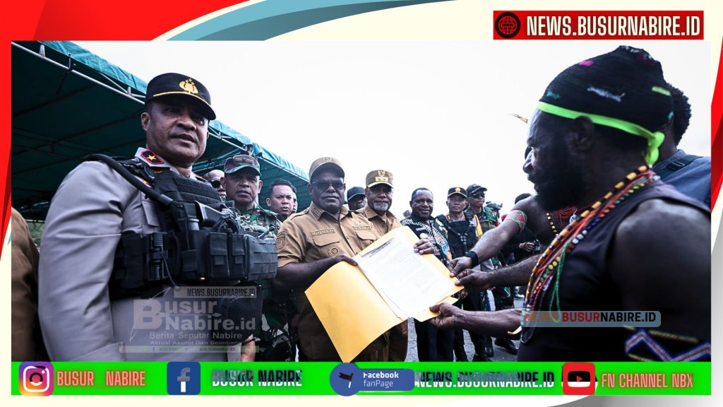 Gubernur Papua Tengah, Meki Fritz Nawipa, SH, bersama Wakil Gubernur Deinas Geley, S.Sos, M.Si Kapolda Papua Tengah Brigjen Alfred Papare, S.IK, Komandan Korem 173/PVB Brigjen TNI Frits Wilem Richard Pelamonia, SE dan massa paslon 01 dan 02 melakukan penandantangan perdamaian (Dok: Istimewa)