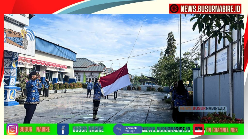pemimpin upacara dipercayakan kepada Harry Gunawan. Petugas pengibar bendera dalam upacara ini adalah Munira, Diana, dan Erika. Pembacaan naskah Undang-Undang Dasar 1945 dilakukan oleh Agnes Pratiwi, dan doa bersama dipimpin oleh Mega Febriani. 