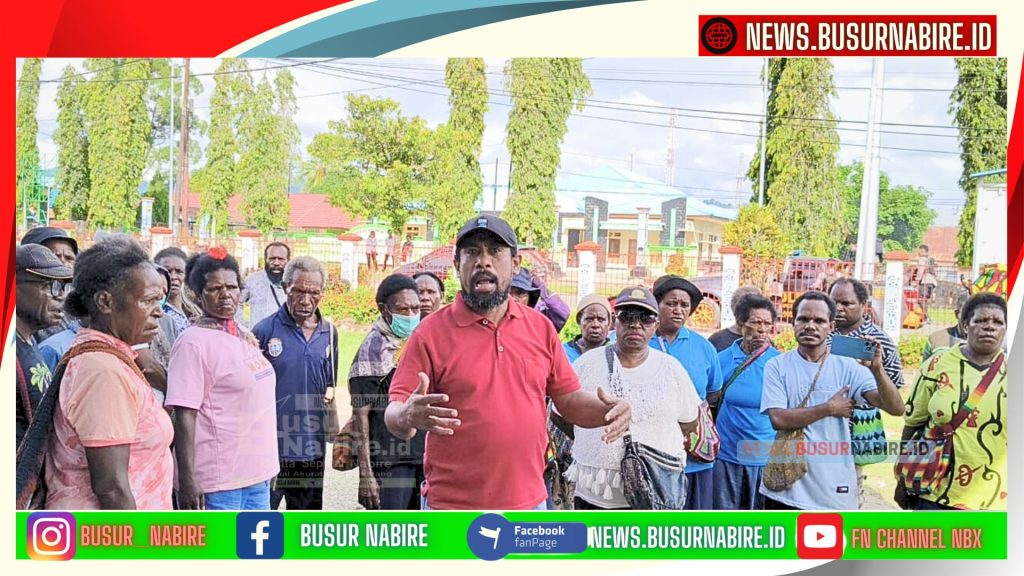 perwakilan honorer, Piet Nabod Auwae, menyuarakan kekecewaan mereka terhadap proses rekrutmen ASN di Nabire yang dinilai tidak transparan dan cenderung diskriminatif. (Foto: Irfan)
