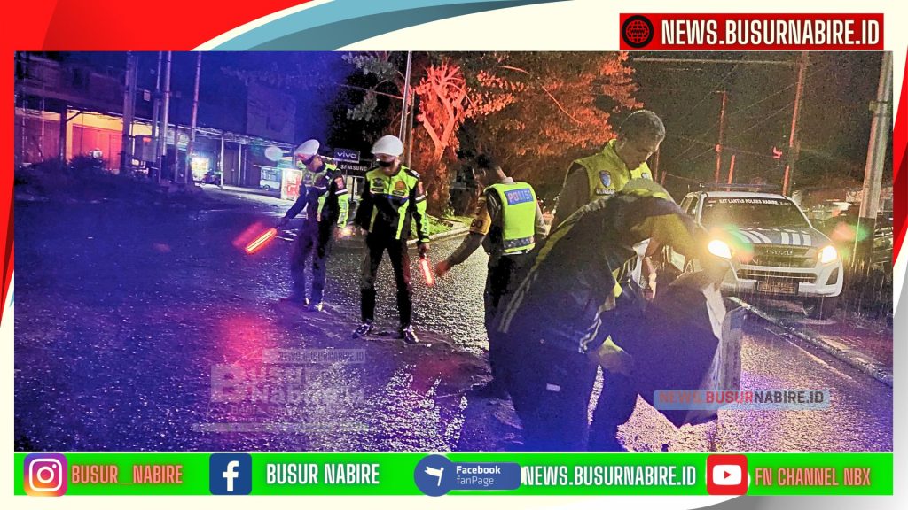 Satuan lalu lintas Polres Nabire saat menutup Genangan Solat dengan Pasir (Foto: Busur Nabire)