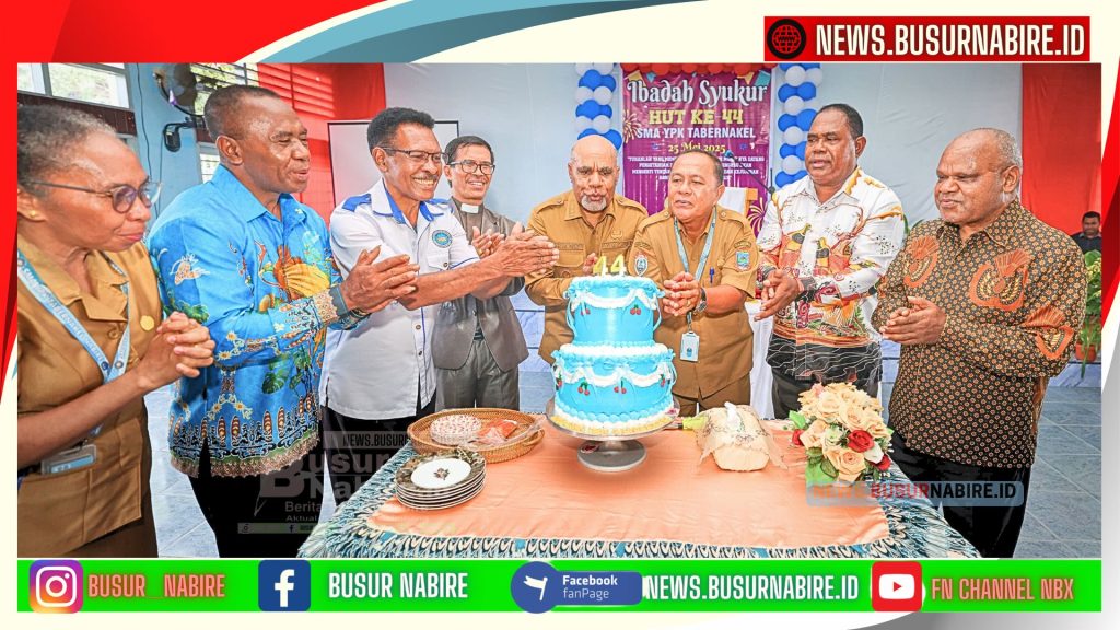 Pemotongan Kue Ulang Tahun Yang di potong langsung Oleh Wakil Gubernur Papua Tengah Sekolah Menengah Atas Yayasan Pendidikan Kristen (SMA YPK Tabernakel) memperingati Hari Ulang Tahun (HUT) ke-44 dengan penuh sukacita dan semangat pelayanan (Foto: Istimewa)