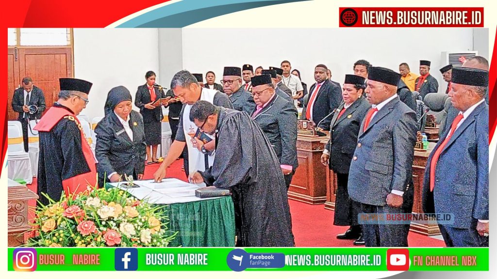 pengucapan sumpah dan janji jabatan oleh 11 anggota DPR Papua Tengah, disaksikan oleh pimpinan sidang dan para undangan. (Foto: Busur Nabire)