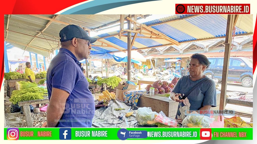 Wakil Ketua I DPR Papua Tengah, Diben Elaby mendegarkan curahan hati Pedangang mama Papua di Pasar Kalibobo (Dok: Istimewa)