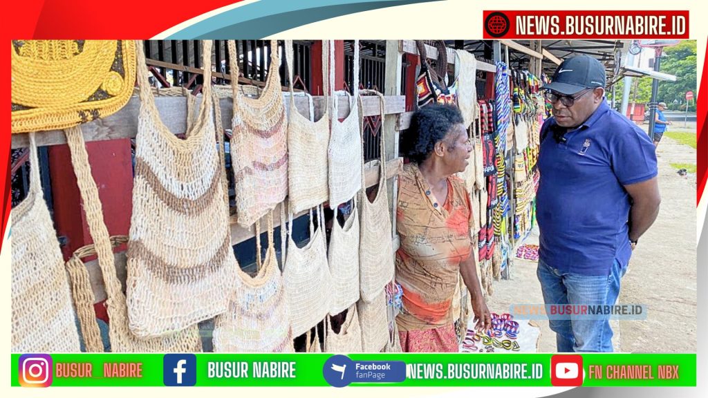 Wakil Ketua I DPR Papua Tengah, Diben Elaby Menghampiri mama Papua yang menjual Kerajikan Khas Papua yaitu Noken (Dok: Istimewa)