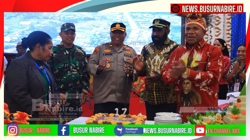 Plt. Sekretaris Daerah Kabupaten Puncak Nenu Tabuni bersama Ketua Panitia HUT ke-17 Ibu Ruth Alom, serta unsur Forkopimda termasuk Kapolres Kabupaten Puncak, Kompol Mardi Marpaung, S.Sos.  (Foto: Kominfo Puncak)