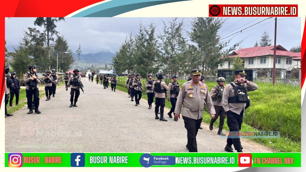  Polres Puncak melaksanakan Kegiatan Rutin Yang Ditingkatkan (KRYD) dengan menggelar patroli jalan kaki serta memberikan himbauan kamtibmas kepada masyarakat (Foto: Humas Polres Puncak)