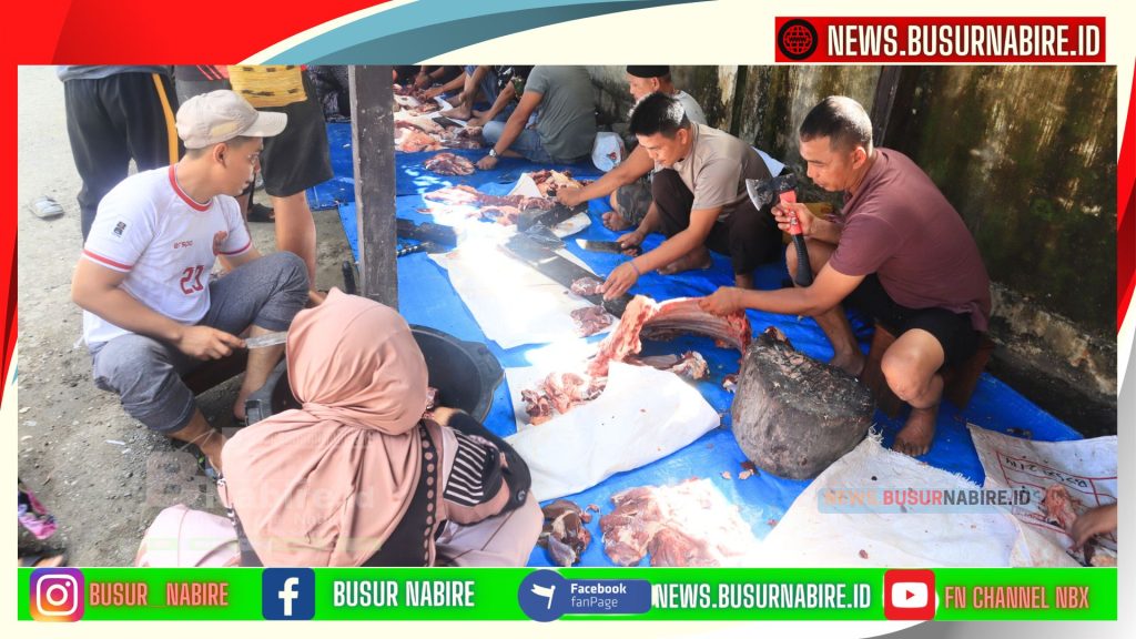 Paniti Qurban 2025 Polda Pateng (Papua Tengah) saat mebersihkan bagian Danging Sapi yang telah di smebelih (Foto: Humas Polres Nabire)