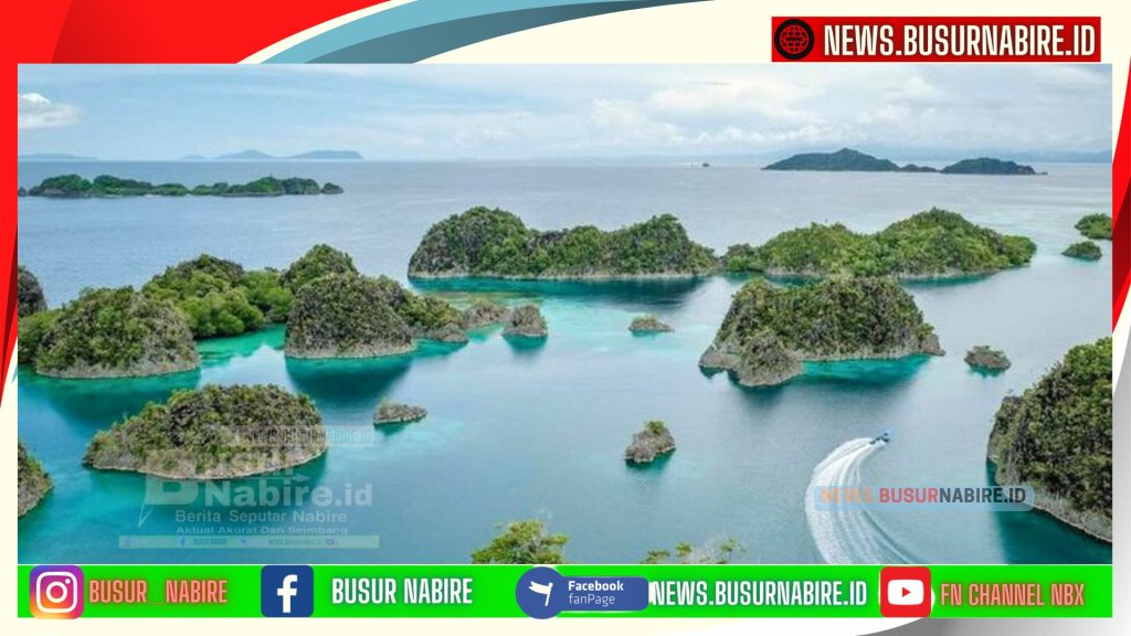 Raja Ampat yang terletak di ujung barat Provinsi Papua Barat merupakan kabupaten kepulauan yang terdiri dari empat gugusan pulau utama: Pulau Waigeo, Pulau Misool, Pulau Salawati, dan Pulau Batanta (Foto: Busur Nabire)