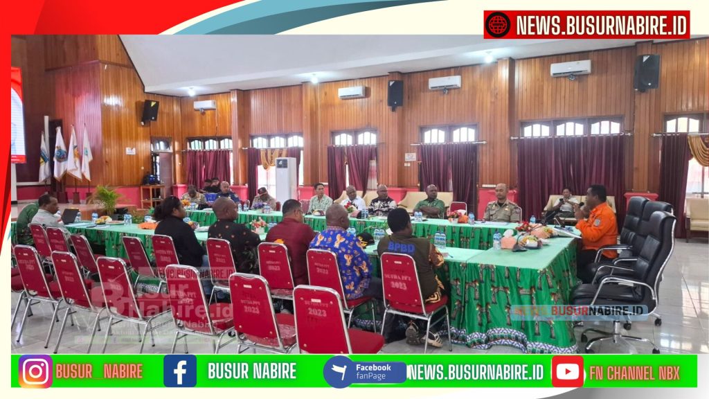 Viktor Fun, M.Si., Kepala Satpol PP sekaligus Kepala Dinas Pemadam Kebakaran dan Penanggulangan Bencana Papua Tengah, dalam sambutannya menyampaikan terima kasih kepada semua pihak yang telah terlibat dalam penanganan bencana di Nabire, Puncak, Puncak Jaya, dan Intan Jaya. (Foto: Busur Nabire)