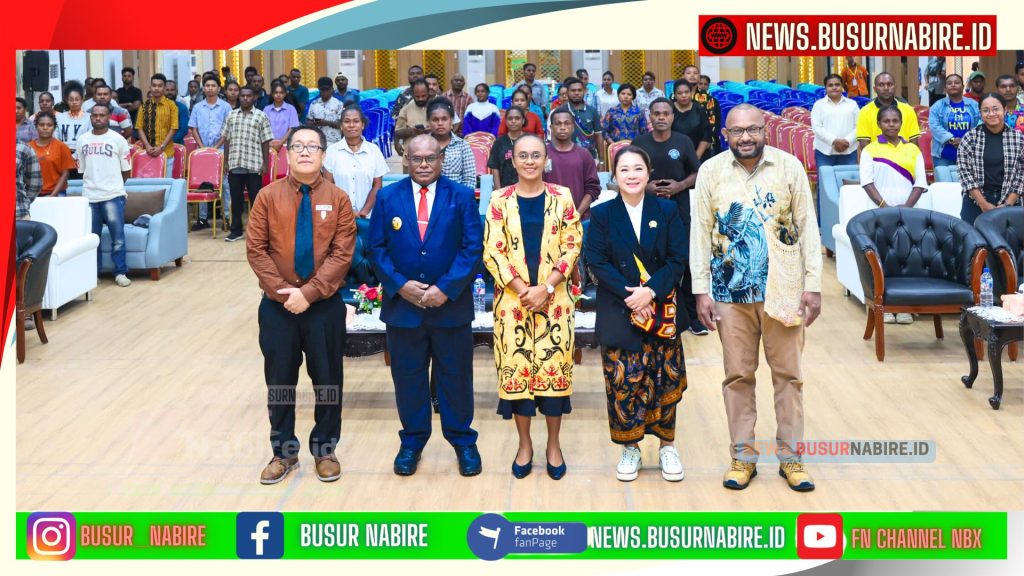 Foto Bersama Gubernur Papua tengah Meki Nawipa bersama tokoh-tokoh penting seperti Ketua TP PKK sekaligus Pj Sekda Dr. Silwanus Sumule, Kepala BKPSDM Roland James, Kepala Dinas Pendidikan Dessy Ananda, dan motivator nasional Jose Alvan Ohei (Foto: Humas pemprov Papua tengah)