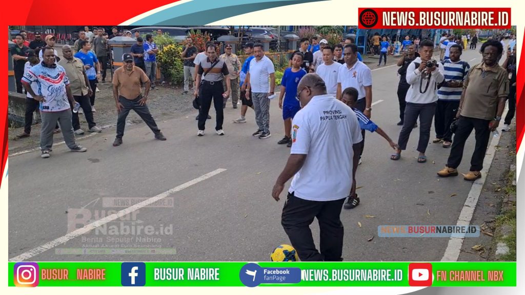 Gubernur Papua Tengah Meki Nawipa Bersama Wakil Gubernur Deinas Geley bersam pejabat tinggi Forkopimda bermain Bola di Car Free day (Foto: Busur Nabire)