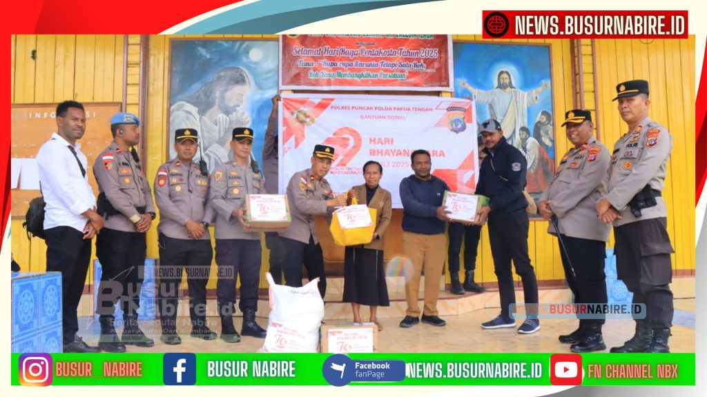 Menyambut Hari Bhayangkara ke-79, Polres Puncak bersama Bhayangkari Cabang Puncak menggelar kegiatan Anjangsana dan pembagian bantuan sosial (bansos) kepada masyarakat di Gereja Kristen Injili (GKI) Jemaat Eklesia Ilaga (Foto: Humas Polres Puncak)