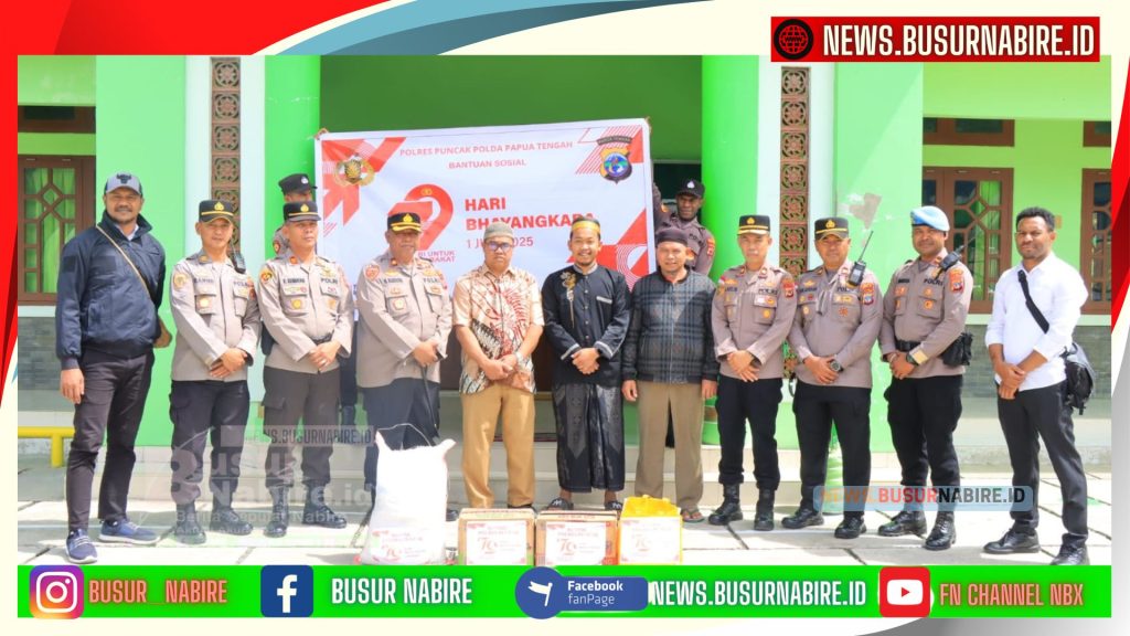 Menyambut Hari Bhayangkara ke-79, Polres Puncak bersama Bhayangkari Cabang Puncak menggelar kegiatan Anjangsana dan pembagian bantuan sosial (bansos) kepada masyarakat di Masjid Al-Ikhlas (Foto: Humas Polres Puncak)