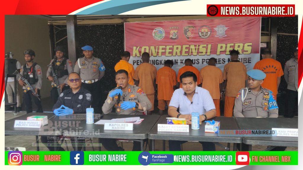 konferensi pers yang digelar pada Selasa (24/6/2025) di halaman Mapolres Nabire, keberhasilan ini dipaparkan langsung oleh Kapolres Nabire, AKBP Samuel D. Tatiratu, S.I.K., didampingi oleh Kasat Reskrim AKP Bertu, Kasie Humas Yaudi, S.Sos., serta perwakilan Propam Polres Nabire. (Foto: Busur Nabire)
