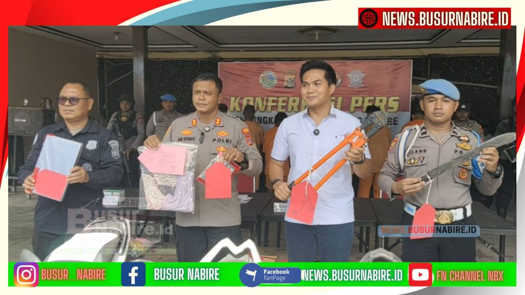 Kapolres Nabire AKBP Samuel D Tatiratu SIK bersama Kasat Reskrim AKP Bertu Haridyka Eka Anwar, S.T.K., S.I.K, Kasie Humas IPTU Yaudi, S.Sos., dan perwakilan dari Propam Polres Nabire Menunjukkan beberapa Barang Bukti (Foto: Busur Nabire)