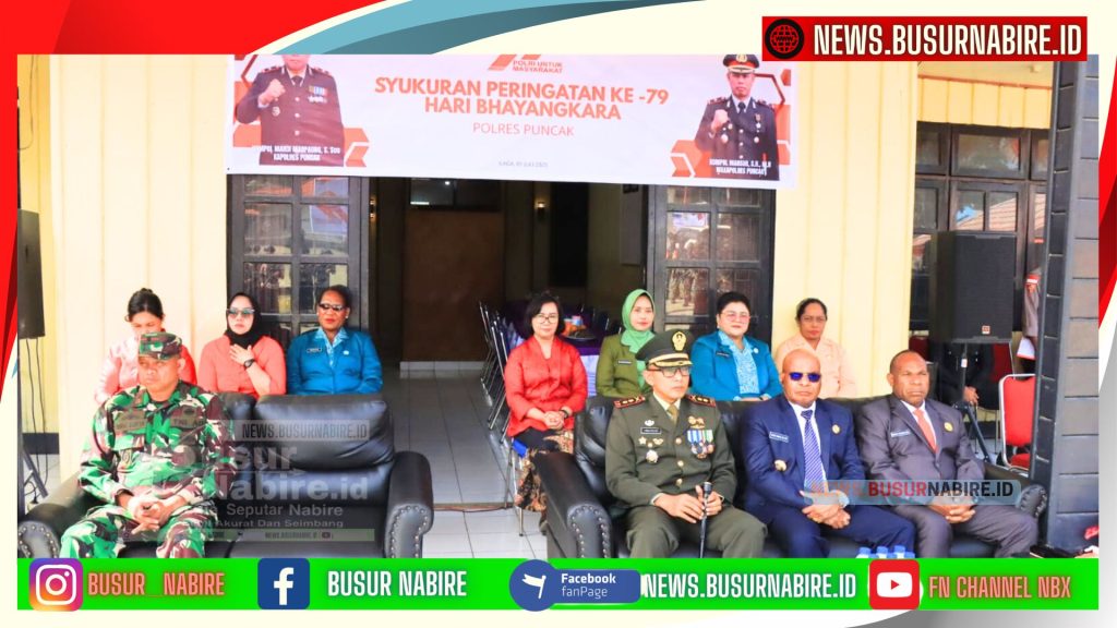 Turut hadir dalam upacara tersebut, Bupati Puncak Elvis Tabuni, SE., MM, bersama jajaran Forkopimda, Plt. Sekda Puncak Nenu Tabuni, S.Sos, Dandim 1717/Puncak Letkol Inf Himawan, Wakapolres Kompol Mansur, S.H., M.H., para pejabat utama Polres Puncak, Bhayangkari Cabang Puncak, serta tokoh agama, adat, masyarakat, dan stakeholder lainnya. (Foto; Humas Polres Puncak)