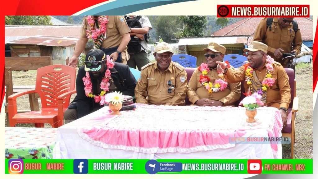 Gubernur Papua Tengah, Meki Fritz Nawipa,SH Didampingi Bupati Aner Maisini dan Wakil Bupati Elias Igapa, kunjungan kerja Di Intan Jaya (Foto: Humas Pemprov Papua tengah)