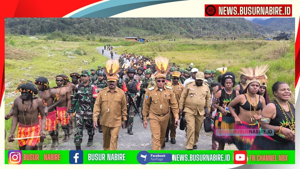 Bupati Puncak, Elvis Tabuni, SE., MM, dan Wakil Bupati Naftali Yogi Akawal. Keduanya terjun langsung mengantarkan Dana Kampung ke wilayah-wilayah terluar menggunakan helikopter (Foto: Busur Nabire)