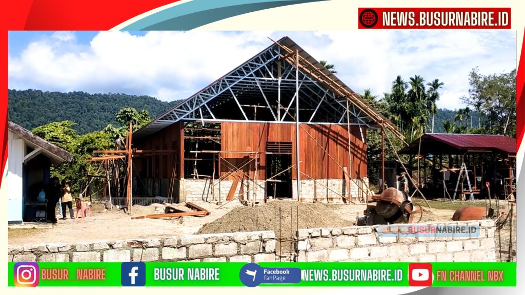 Rombongan lainnya saat melakukan peninjauan ke lokasi kegiatan fisik TMMD berupa pembangunan gereja dan rumah pastori (Foto: Busur Nabire)