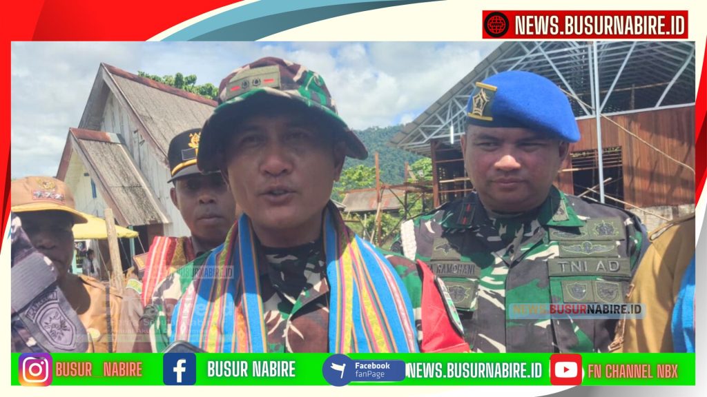 Komandan Kodim 1705/Nabire, Letkol Inf Marudut H. Simbolon, menyampaikan perkembangan terbaru pelaksanaan TNI Manunggal Membangun Desa (TMMD) ke-125 Tahun 2025 saat meninjau langsung pembangunan fisik (Foto: Busur Nabire)