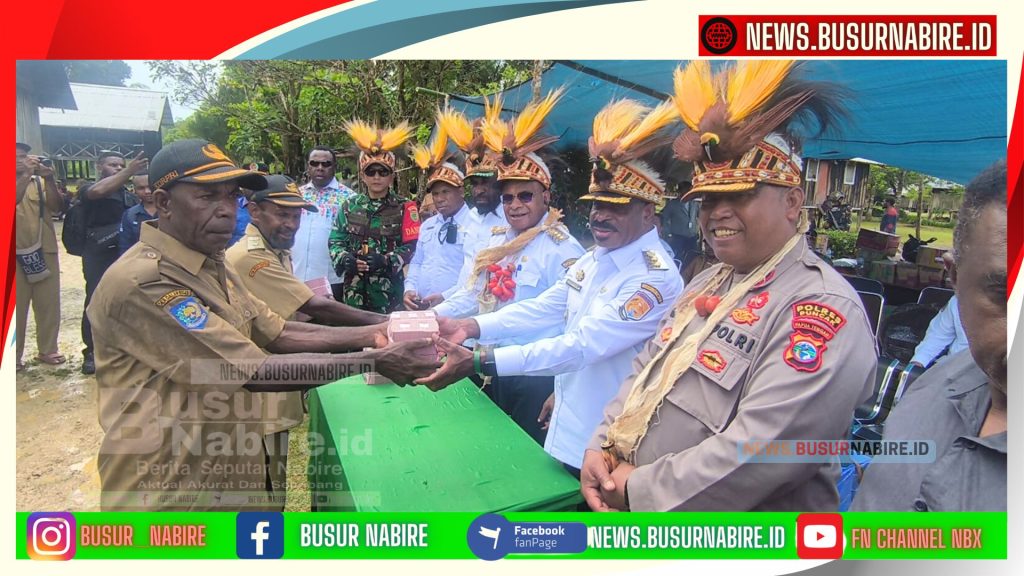Bupati Puncak Elvis Tabuni bersama Wakil Bupati Naftali Akawal menyalurkan dana kampung sebesar Rp7,468 miliar (Foto: Diskominfo Puncak)
