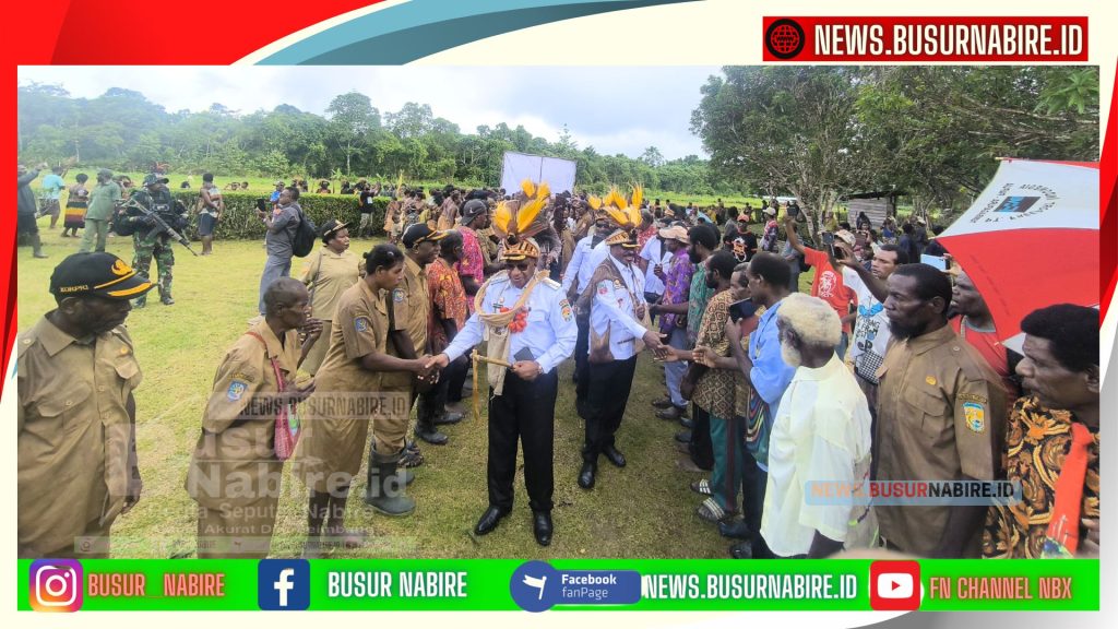 Bupati Puncak Elvis Tabuni bersama Wakil Bupati Naftali Akawal menyalurkan dana kampung sebesar Rp7,468 miliar untuk 14 kampung yang tersebar di Distrik Doufo dan Distrik Dervos (Foto: Diskominfo Puncak)