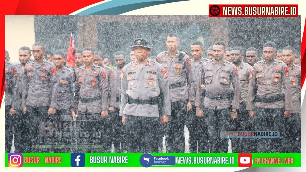 Waka Polres Nabire Kompol Dr. Piter Kendek, S.Sos., M.M  dipercaya sebagai Komandan Upacara, memimpin prosesi dengan penuh wibawa di tengah lapangan yang basah namun penuh khidmat. (Foto: Busur Nabire)