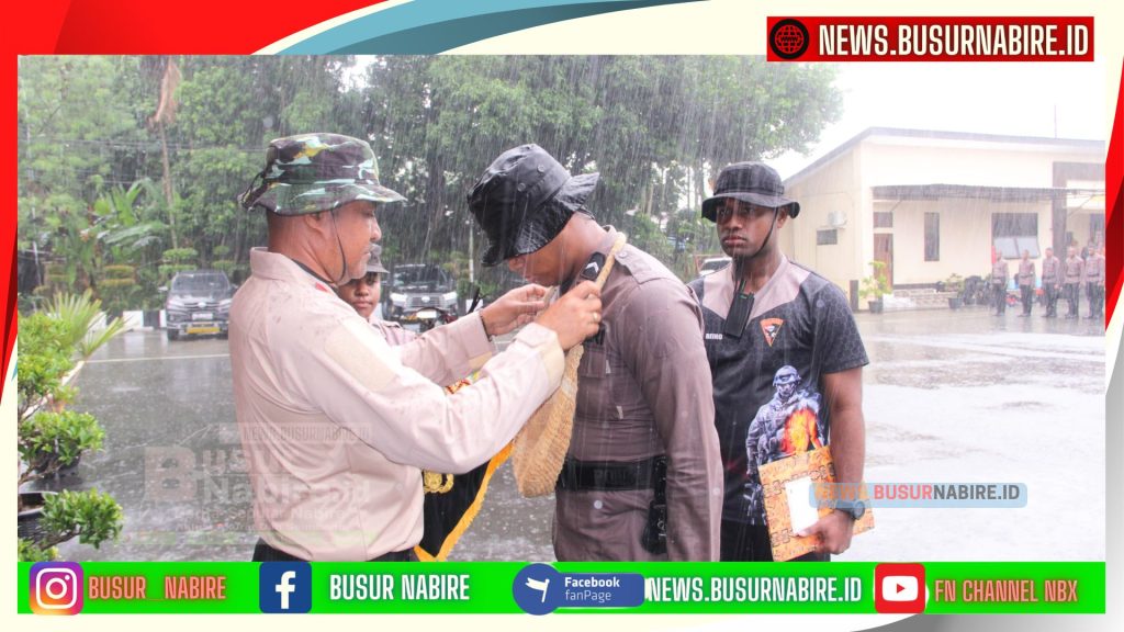 Usai dilaksanakan Upacar dilanjutkan penyamatan Noken oleh Kapolda Papua Tengah Brigjen Pol Alfret Papare.SIK kepada Salah seorang Simbolis (Foto: Busur Nabire)