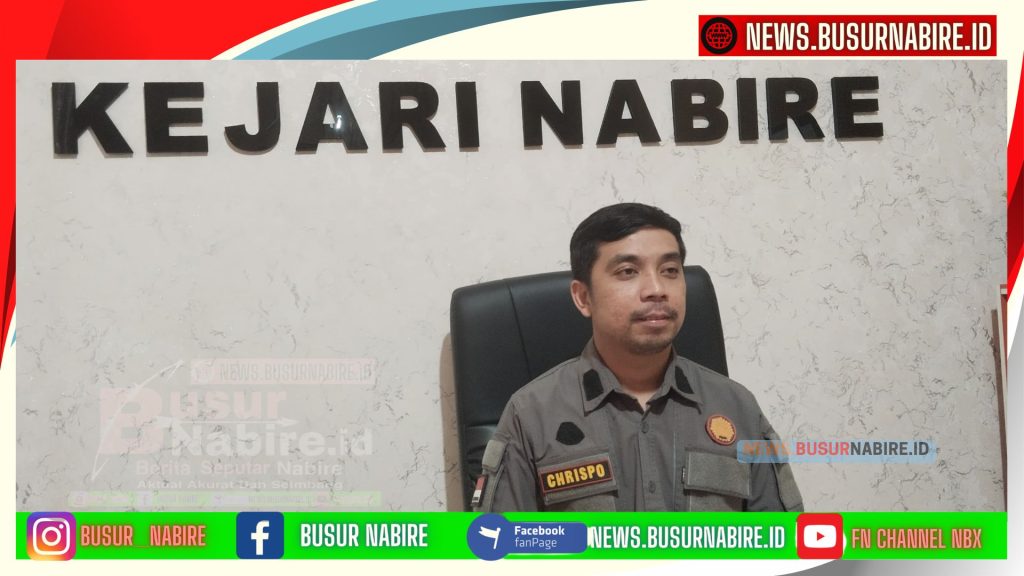 Kepala Seksi Pidana Umum Kejari Nabire, Chrispo Mual Natio Simanjuntak, S.H., dalam konferensi pers di ruang kerjanya, (Foto: Istimewa)