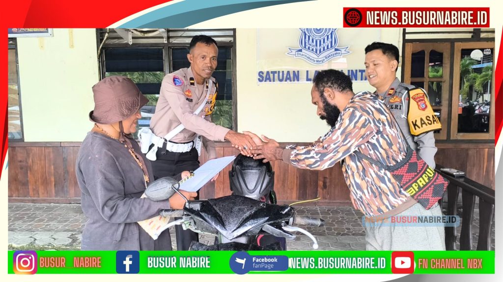 Ibu Margareta bersama suami saat mengambul motornya yang hilng selama 2 tahun di temukan (Foto: Satlantas Nabire)