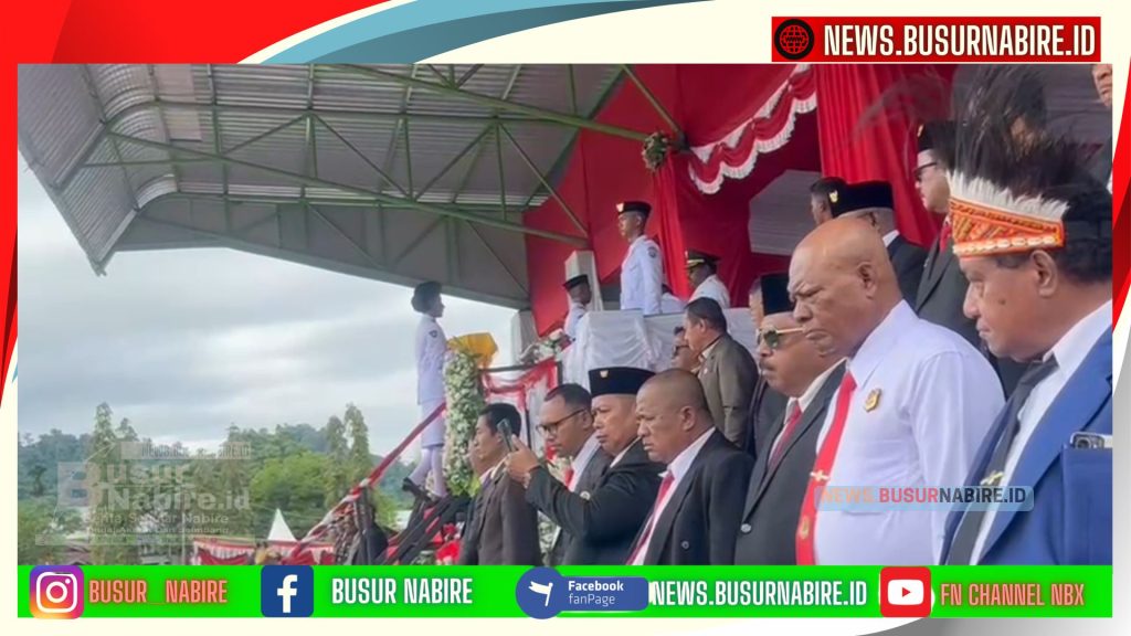 Yuli Abubar pembawa baki  bendera Merah Putih HUT RI ke 80 Kabupaten Nabire  (Foto: Busur Nabire)