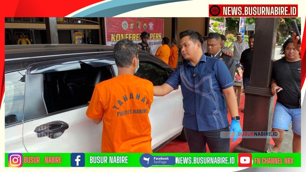 Salah seorang pelaku menunjukkan awal memecahkan kaca mobil (Foto: Polres Nabire)