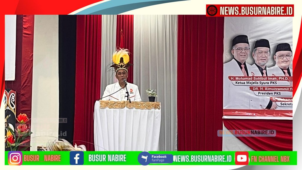 Wakil Ketua Bidang Pembinaan dan Pengembangan Wilayah DPP PKS, H. Hasan Ak, mewakili dan membacakan pidato resmi Presiden PKS. (Foto: Busur Nabire)