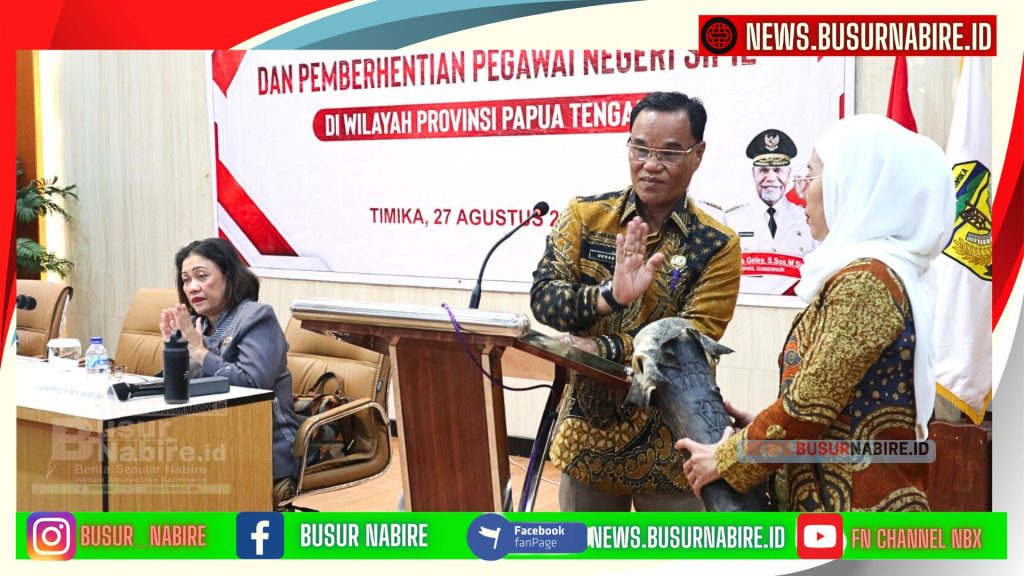 Staf Ahli Gubernur Papua Tengah Bidang Kemasyarakatan, SDM, dan Pengembangan Otsus, Ukkas, S.Sos., M.KP membuka Sosialisasi Mutasi, Kepangkatan, dan Pemberhentian ASN yang digelar oleh BKPSDM Provinsi Papua Tengah, Di Mimika (Foto: Humas Pemprov Papua tengah)
