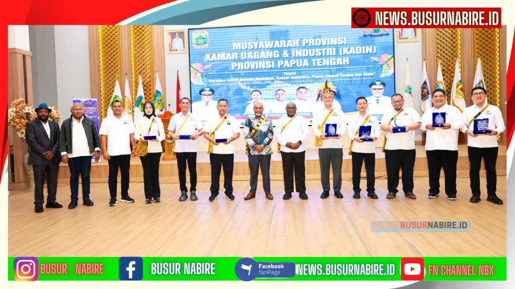 Penyerahan Cinderamata ( Foto: Humas Pemprov)