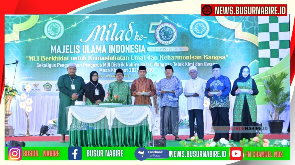 prosesi pemotongan tumpeng dilakukan oleh Hj. Siti Qomariyah, S.Pd., M.Pd., Bendahara Umum MUI Papua Tengah (Foto: Busur Nabire)