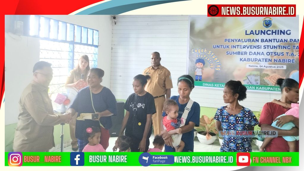 Wakil Bupati Nabire H. Burhannudin Pawennari  meyerahkan secara sombolis bantuan Pangan 2025 (Foto: Busur Nabire)