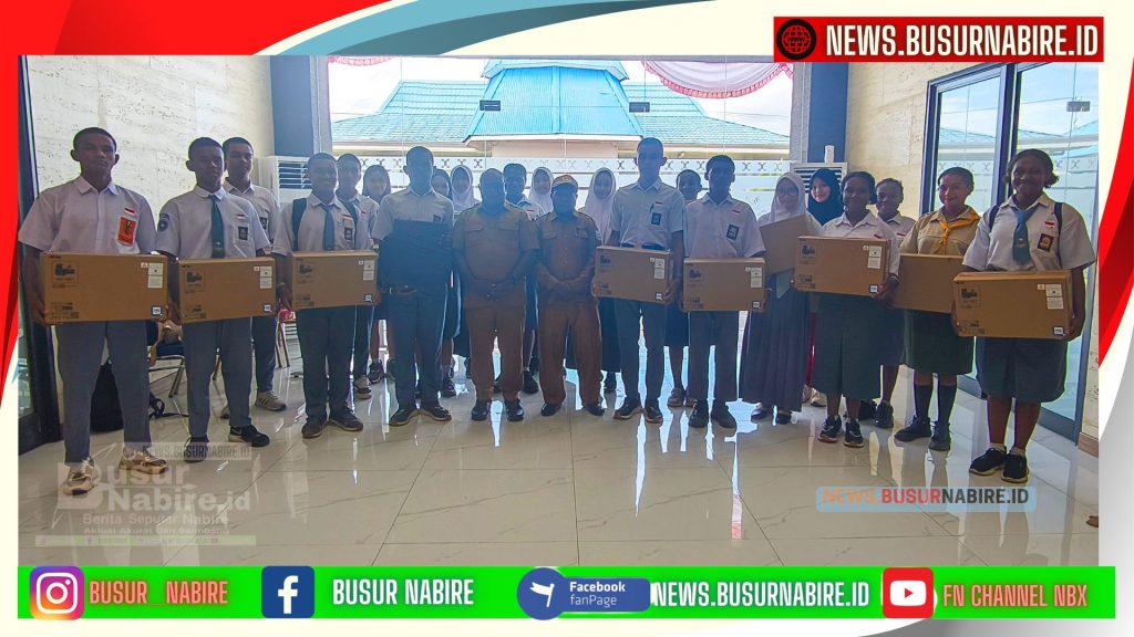 Gubernur Papua Tengah Meki Nawipa Hadiahkan 40 Unit Laptop ke Paskibra (Foto: Busur Nabire)