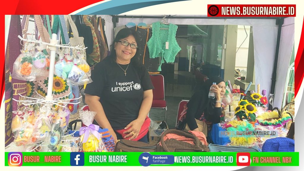 Ibu Wanaha, pemilik Galeri AJ Greasen, mengungkapkan rasa bangganya dapat menjadi bagian dari festival besar ini. (Foto: Busur Nabire)