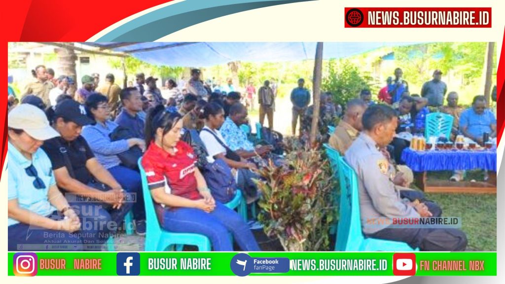 Penyerahan Dana Kampung di Saksikan Masyarakat setempat (Foto: Busur Nabire)