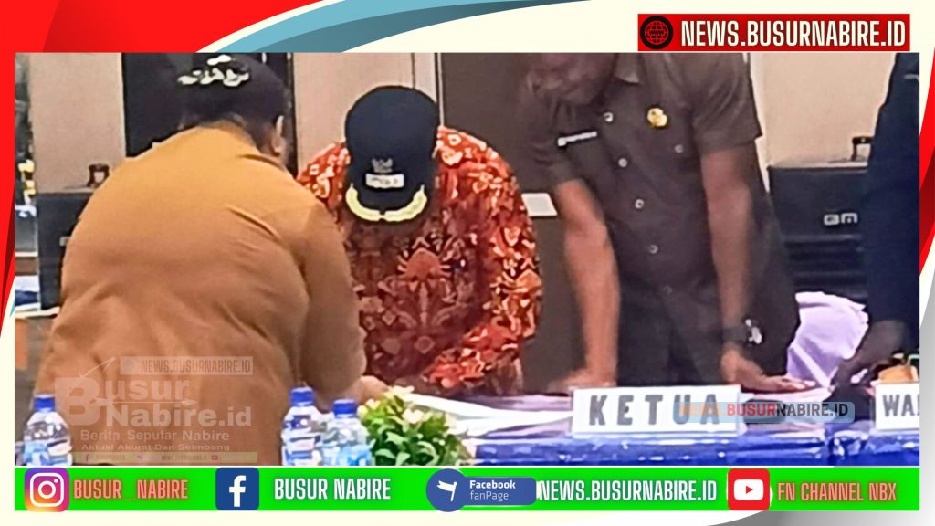 Rapat paripurna ini ditutup dengan prosesi penandatanganan kesepakatan bersama antara Pemerintah Kabupaten Intan Jaya dan DPRK Intan Jaya (Foto: Busur Nabire)