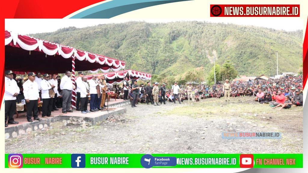 Kehadiran Gubernur dan Wakil Gubernur di Bandara Mulia sekitar pukul 11.20 WIT disambut meriah oleh masyarakat (Foto: Humas Pemprov)